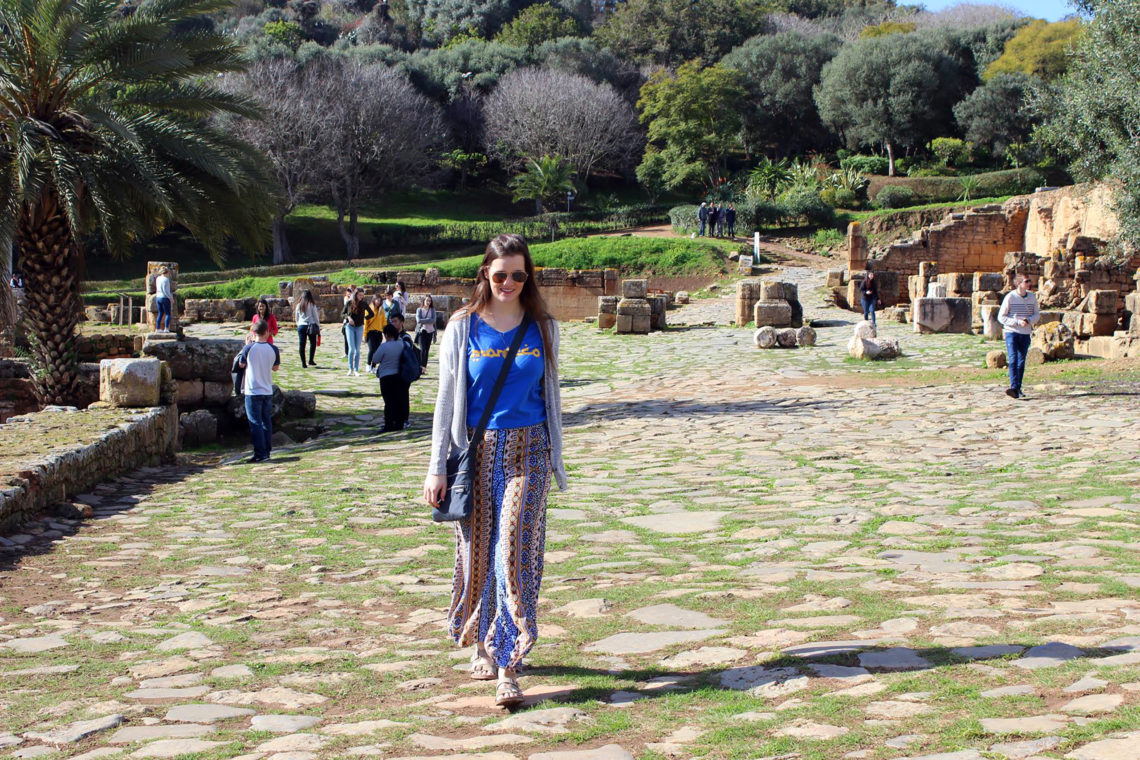 UNE students at the necropolis